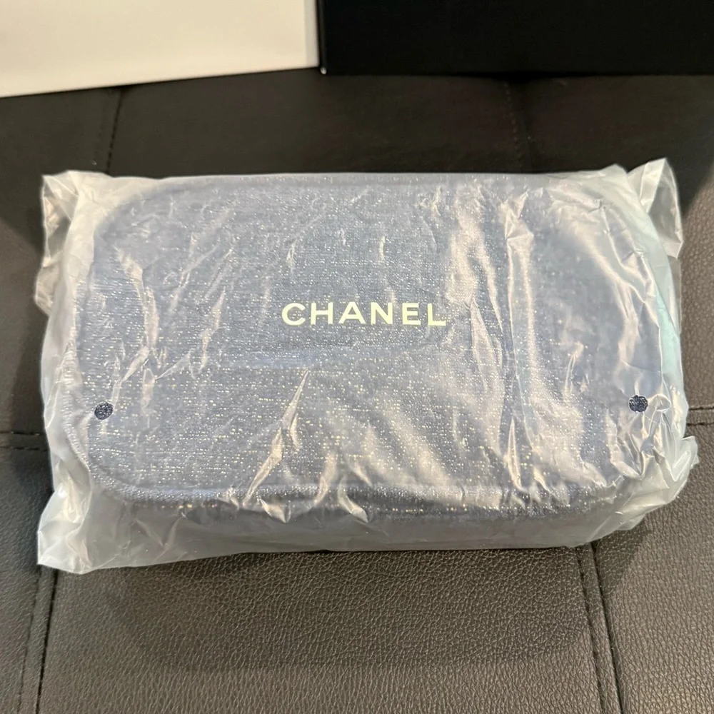 CHANEL Beauté GWP Midnight Blue Cosmetic Pouch – Gold Lettering – NIB - Picture 9 of 10